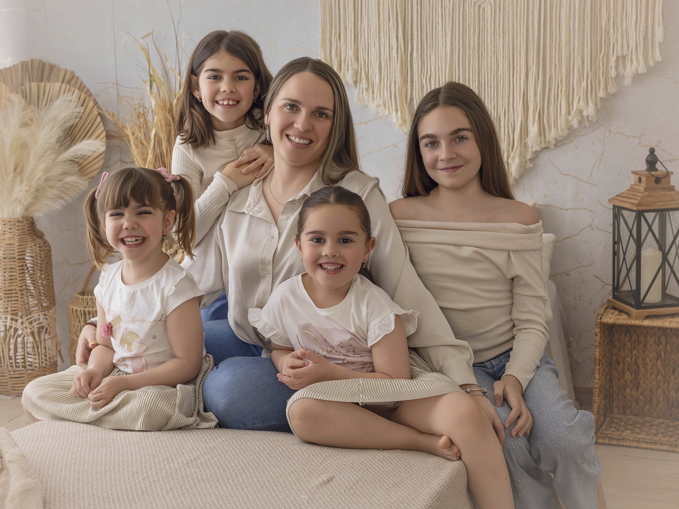 Marisa, fotógrafa de MRS Fotografía, junto a sus cuatro hijas